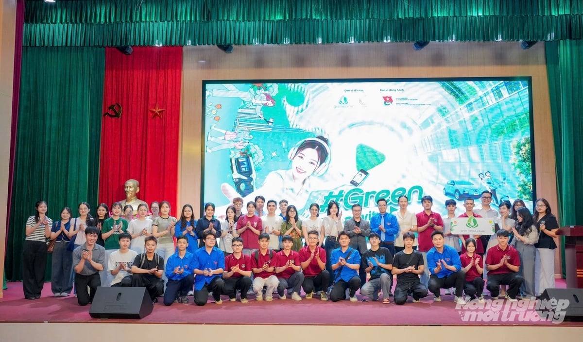 Đông đảo đoàn viên, sinh viên tham dự lễ phát động cuộc thi sản xuất video 'Thử thách Sáng tạo xanh'. Ảnh: Thu Trang