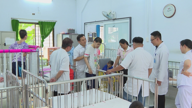Chung tay chăm sóc sức khỏe trẻ em yếu thế - Ảnh 1.