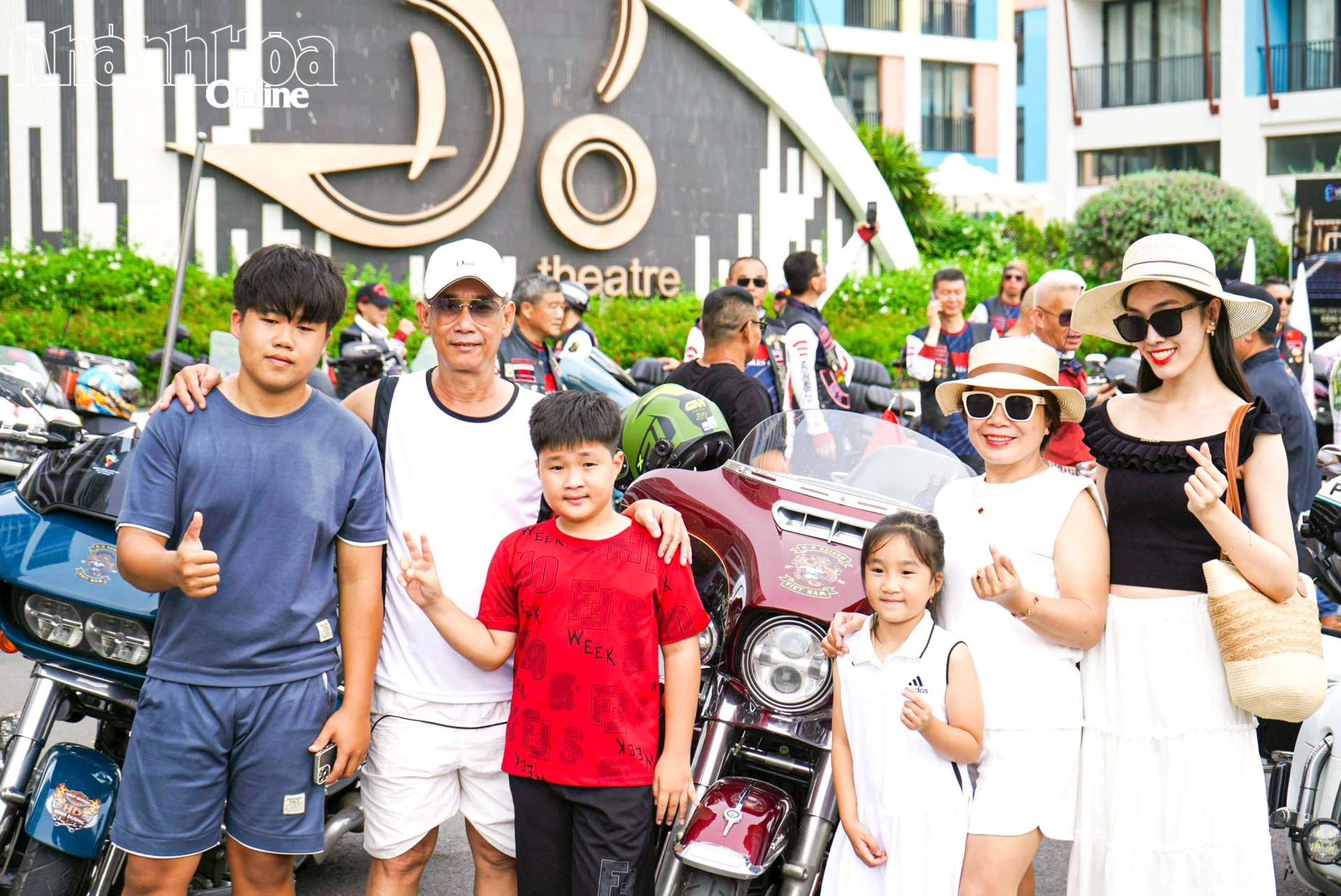 Nhiều người dân đã đến tham quan, chụp hình check-in cùng các mẫu xe tại Nhà Hát Đó.