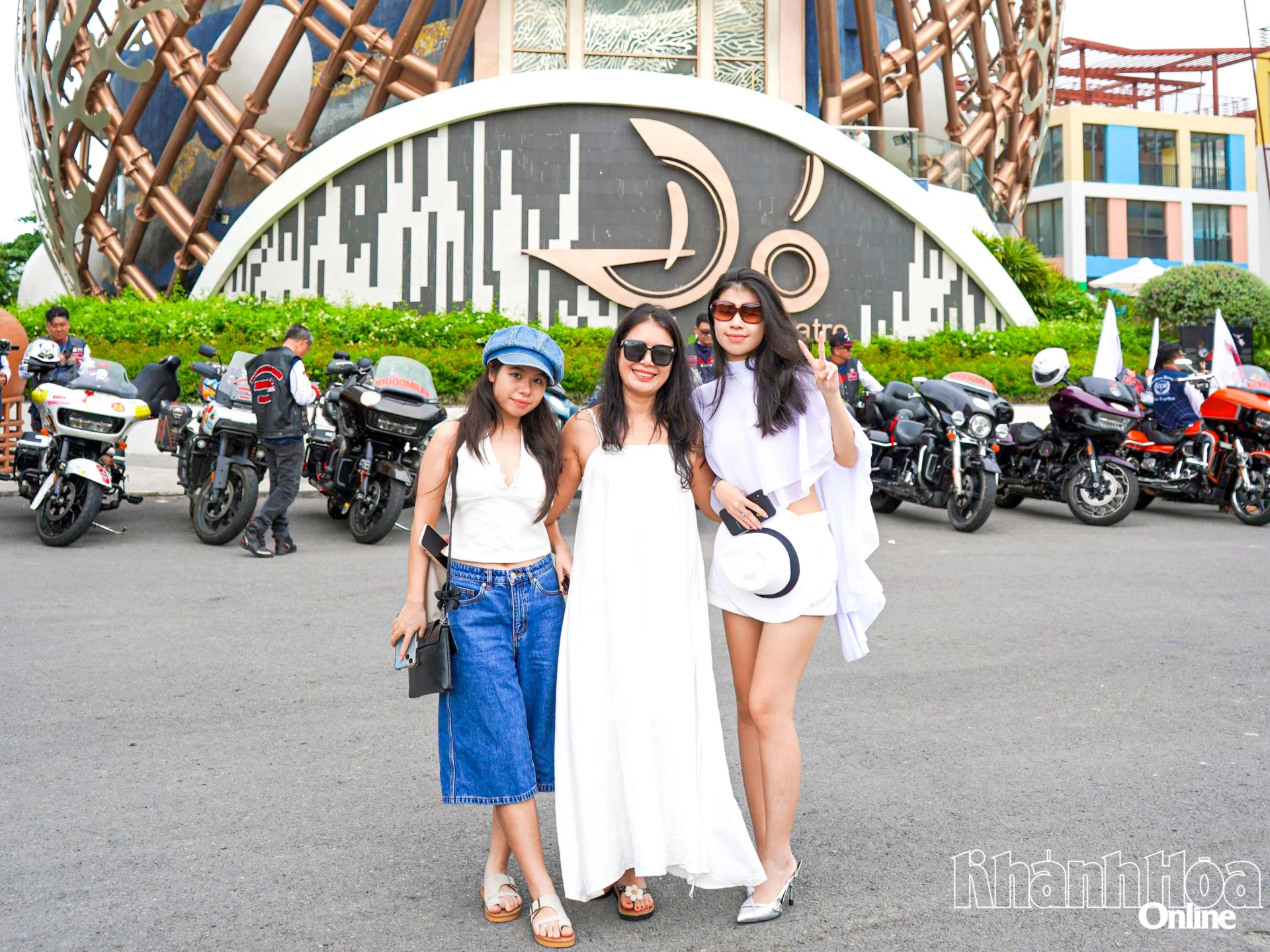 Nhiều người dân đã đến tham quan, chụp hình check-in cùng các mẫu xe tại Nhà Hát Đó.
