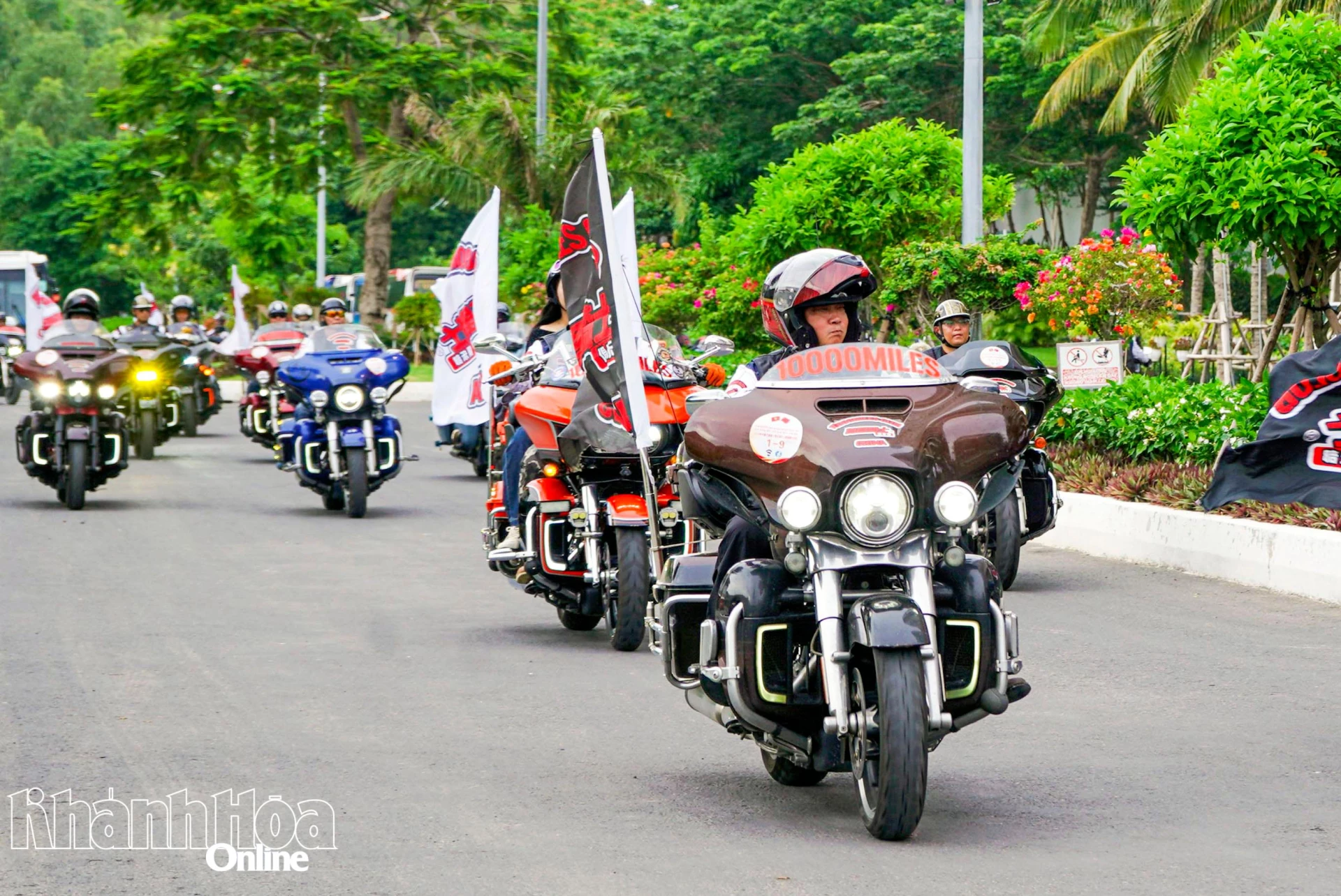 Đoàn biker Trung Quốc trên hành trình đến với Quảng trường 2 tháng 4.