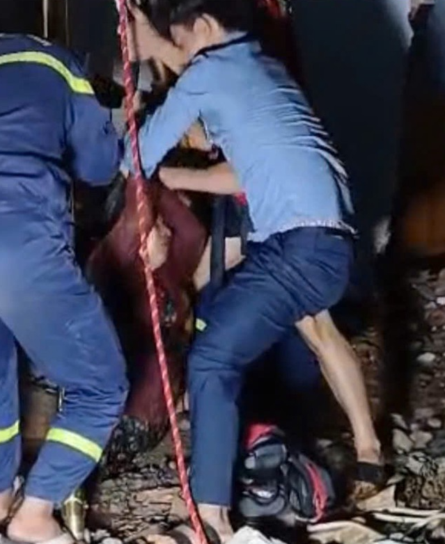 Menyelamatkan seorang wanita yang jatuh ke dalam sumur sedalam 30 meter - Foto 1. Giải cứu người phụ nữ rơi xuống giếng sâu 30m- Ảnh 1.