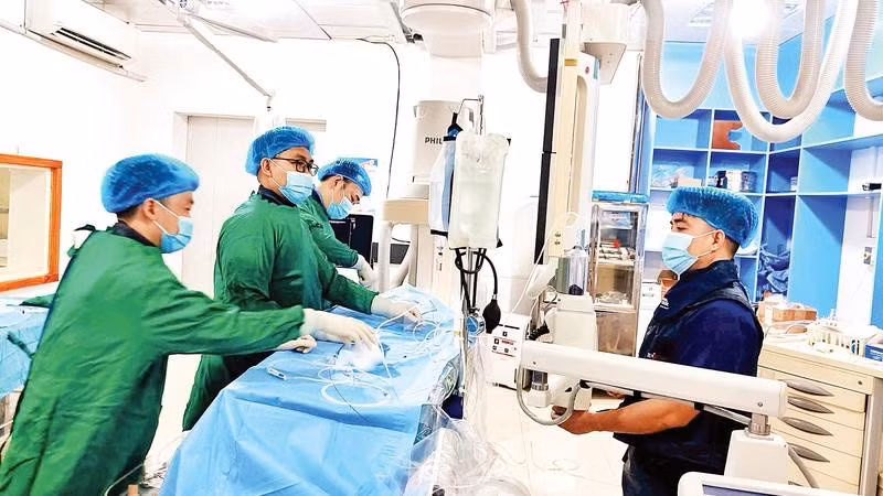 Các bác sĩ Bệnh viện Bạch Mai chuyển giao kỹ thuật chụp và nút phình mạch não cho Bệnh viện đa khoa Tuyên Quang.