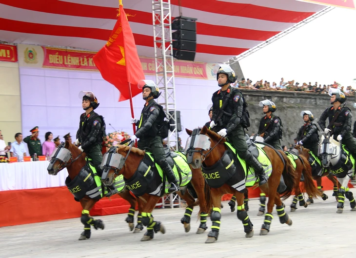 Công an Huế biểu diễn bắn súng, mô tô, kỵ binh trước Ngọ Môn - Ảnh 2.