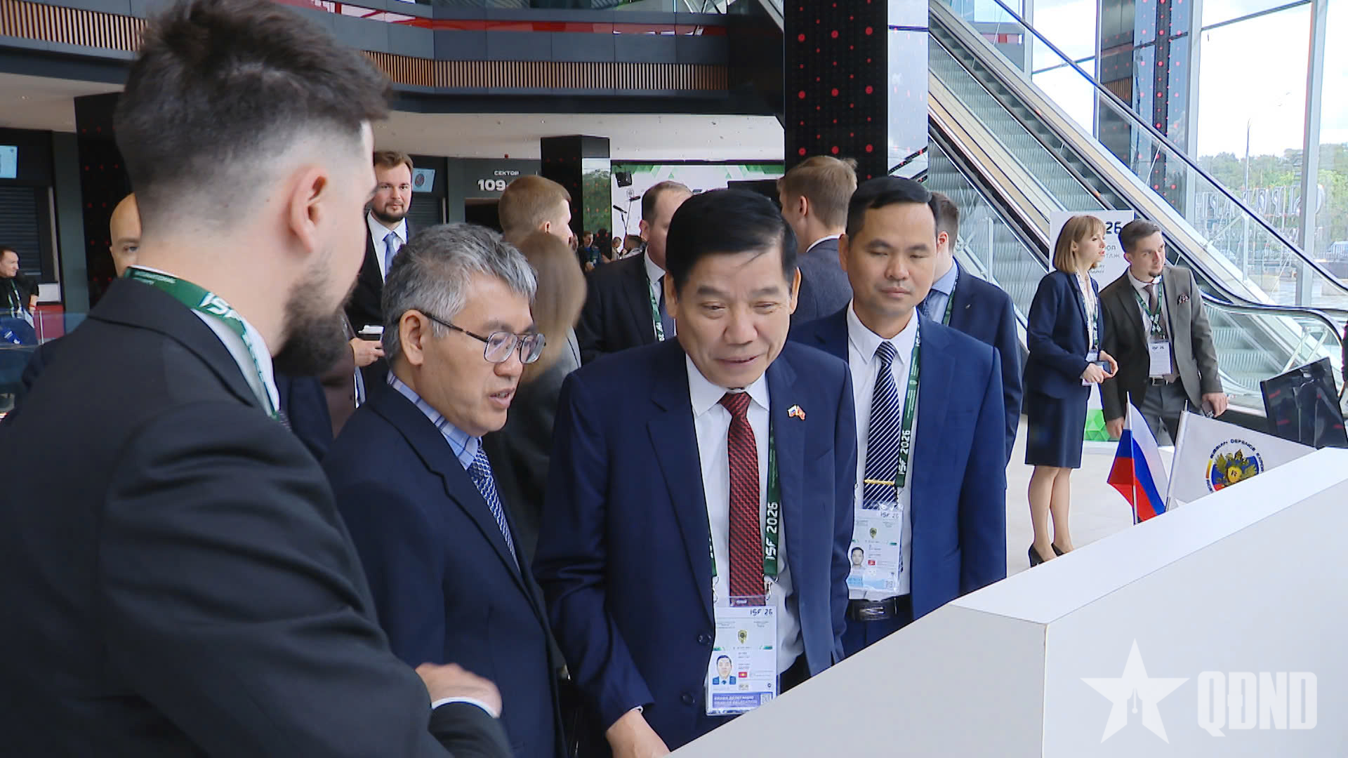 Thượng tướng Nguyễn Văn Gấu tham quan, nghe giới thiệu về các gian trưng bàycủa một số doanh nghiệp công nghiệp quốc phòng Nga.