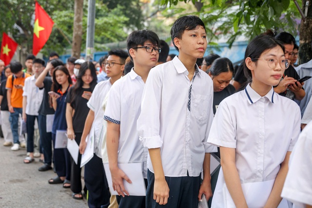 Học sinh Hà Nội bước vào kỳ thi căng thẳng nhất - Ảnh 2.