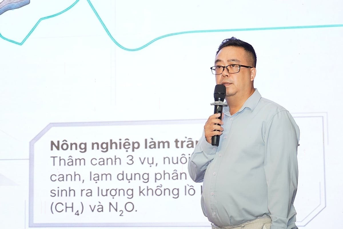 Ông Lý Việt Hùng - Trưởng phòng Kinh tế trung hòa carbon, Trung tâm Thích ứng biến đổi khí hậu và Trung hòa carbon, Cục Biến đổi khí hậu chia sẻ tại Hội thảo 'Chuyển đổi xanh trong nông nghiệp: Từ công nghệ đến thị trường'. Ảnh: Kim Anh.