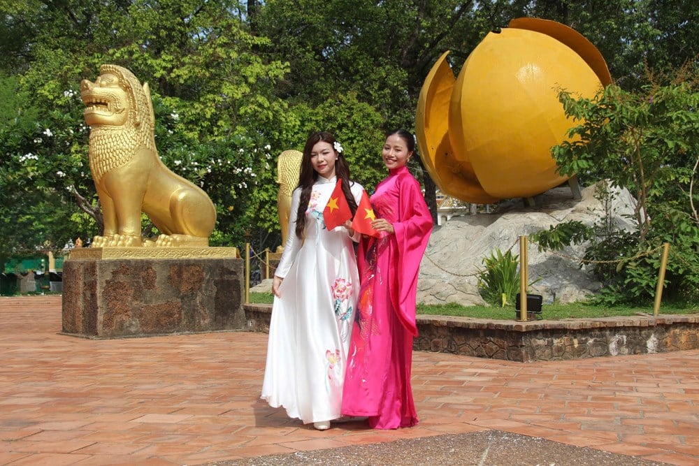 Áo dài “kể chuyện” văn hóa Việt tại cố đô Siem Reap - ảnh 3