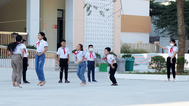 Alarmerende toename van overgewicht en obesitas onder schoolkinderen in Hanoi - Foto 2. Báo động thừa cân, béo phì học đường ở Hà Nội- Ảnh 2.