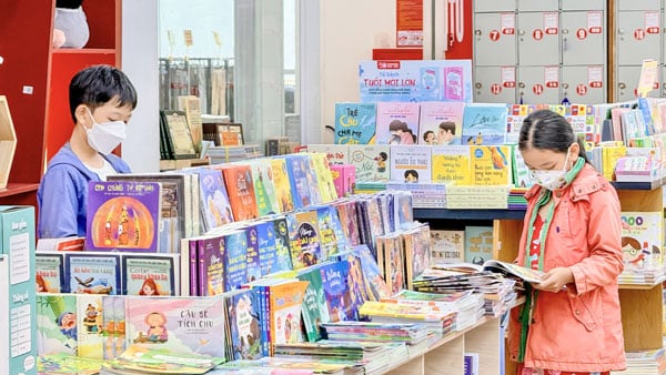 يحرص العديد من الآباء على توجيه أبنائهم في اختيار المنتجات التعليمية التي تنمي مهارات التفكير النقدي خلال فصل الصيف. الصورة: ثاو تيان