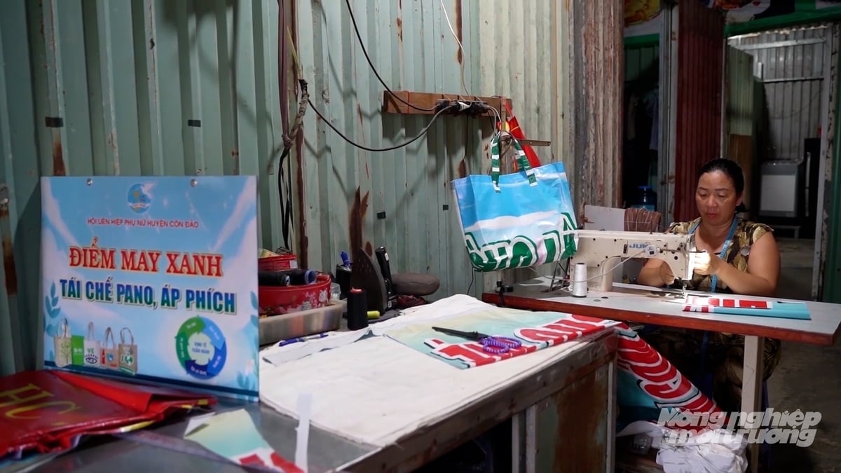Vecchi cartelloni pubblicitari e manifesti a Con Dao vengono riciclati dalle donne dell'associazione per la produzione di borse della spesa, contribuendo così a ridurre i rifiuti di plastica e a diffondere abitudini di vita ecocompatibili nella comunità. Foto: LB. Những tấm pano, áp phích cũ tại Côn Đảo được các hội viên phụ nữ tái chế thành túi đi chợ, góp phần giảm rác nhựa và lan tỏa thói quen sống xanh trong cộng đồng. Ảnh: LB.