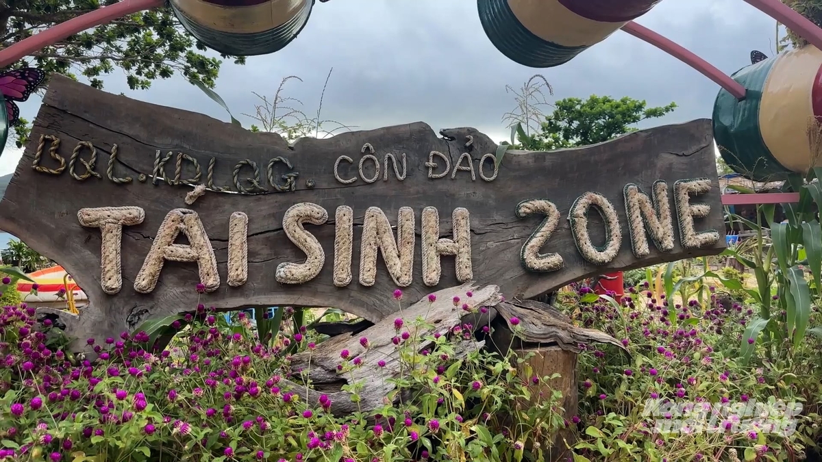 La Không gian 'Tái Sinh Zone' trở thành điểm đến đặc biệt ở Côn Đảo khi nhiều vật dụng tưởng chừng bỏ đi như chai nhựa, lưới cũ hay thùng phuy được 'hồi sinh' thành sản phẩm tái chế và công trình nghệ thuật. Ảnh: Lê Bình.
