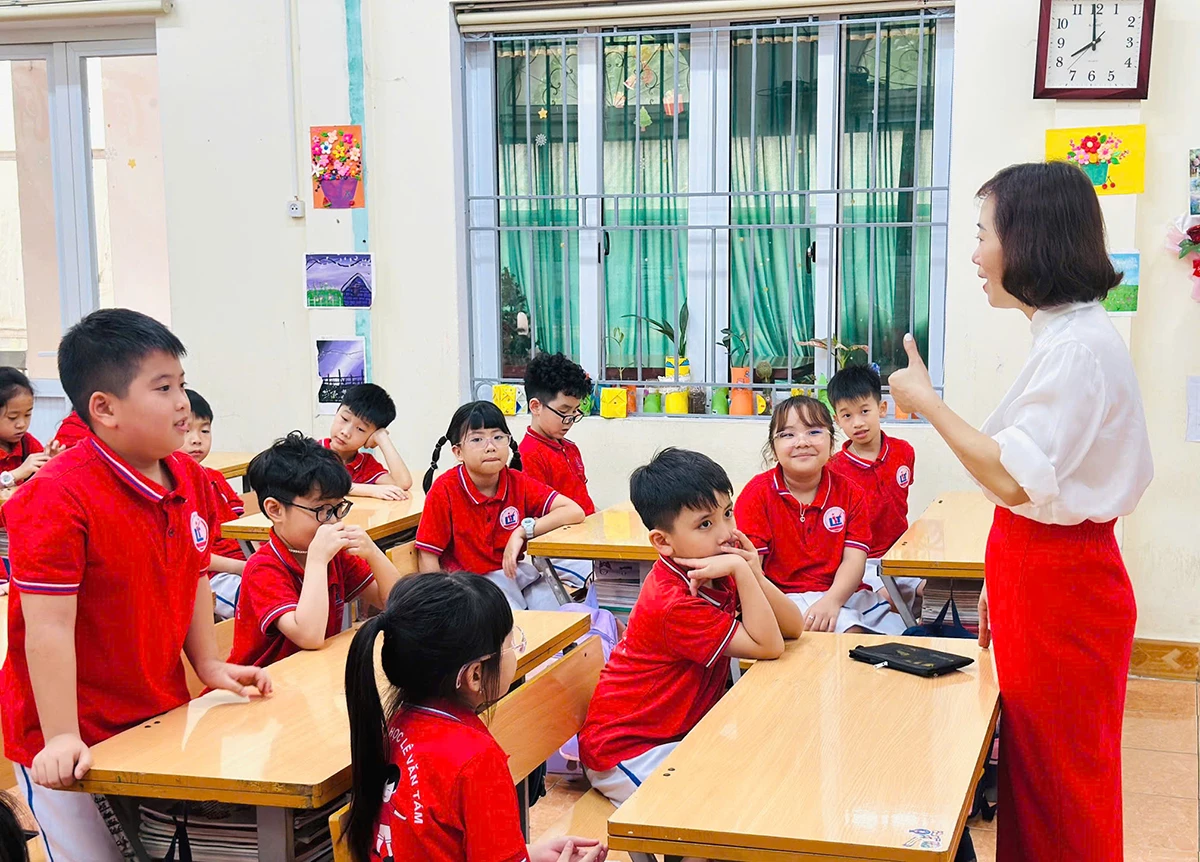 Eine Unterrichtsstunde im Rahmen des Eltern-Lehrer-Kooperationsprojekts an der Le Van Tam Grundschule im Stadtteil Minh Xuan.