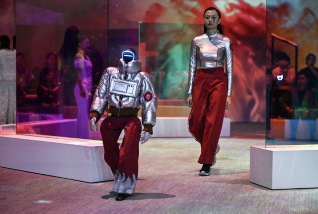 Khi robot 'sải bước' trên sàn catwalk - Ảnh 1.