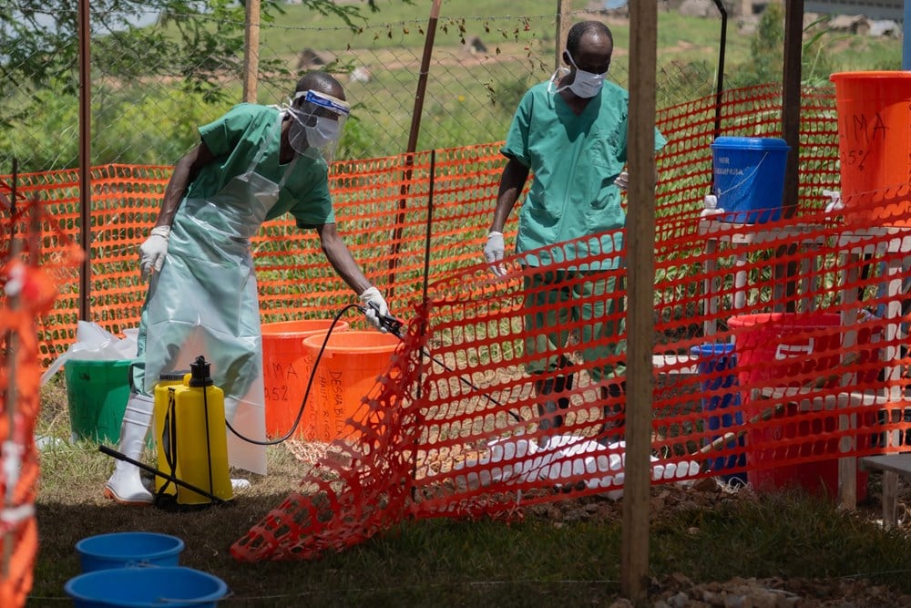 Le directeur général de l’OMS se rend au Congo et affirme que l’épidémie d’Ebola peut être maîtrisée. Le directeur général de l’OMS se rend au Congo et affirme que l’épidémie d’Ebola peut être maîtrisée.