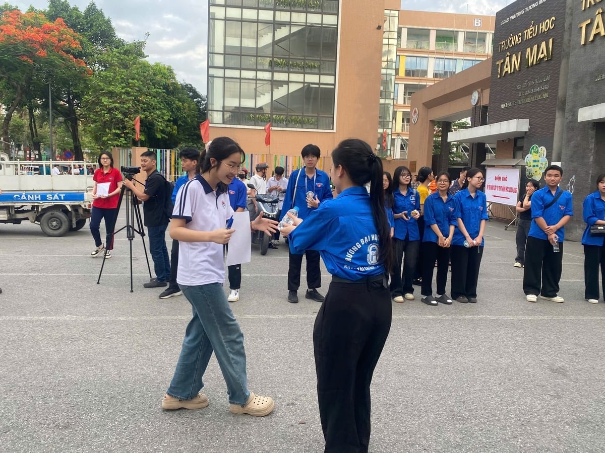 Sinh viên tình nguyện tiếp sức mùa thi tại điểm thi Trường THCS Tân Mai (phường Tương Mai, Hà Nội). Ảnh: Mai Đan.