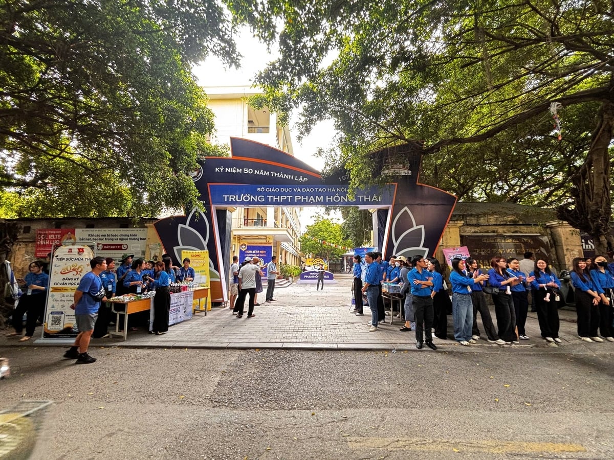 Tại phường Giảng Võ, nhiều tuyến phố quanh điểm thi, trường học và trục giao thông chính được ưu tiên quét hút, rửa đường nhằm giảm bụi, rác thải, tạo môi trường sạch sẽ phục vụ kỳ thi. Ảnh: Mai Đan.