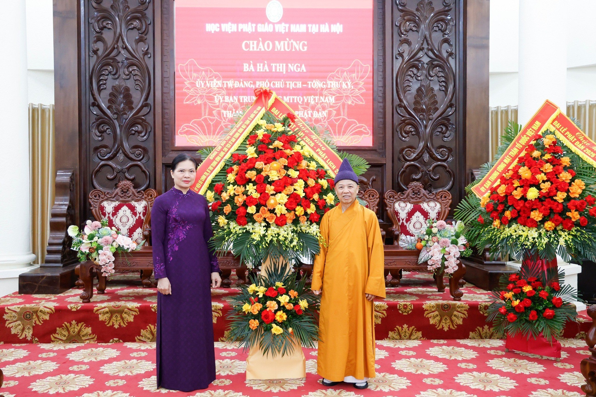 Paní Ha Thi Nga, členka Ústředního výboru Komunistické strany Vietnamu, místopředsedkyně a generální tajemnice Ústředního výboru Vietnamské vlasti, navštívila ctihodného Thicha Thanha Quyeta a poblahopřála mu. Foto: Vietnamská vlastenecká fronta Bà Hà Thị Nga, Ủy viên Trung ương Đảng, Phó Chủ tịch - Tổng Thư ký Ủy ban Trung ương Mặt trận Tổ quốc (MTTQ) Việt Nam đã tới thăm, chúc mừng Hòa thượng Thích Thanh Quyết. Ảnh: Mặt trận Tổ quốc Việt Nam