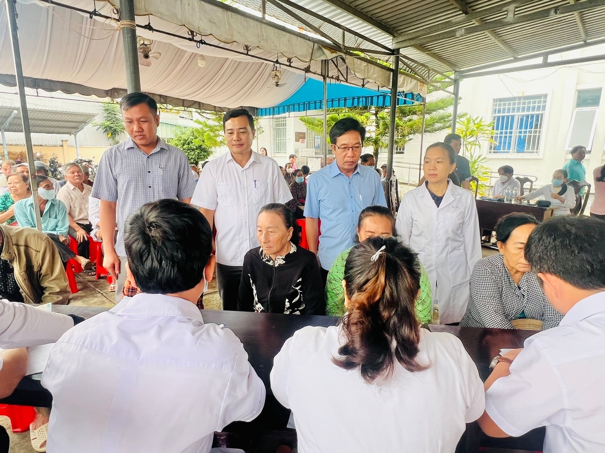 Ông Trần Thanh Tuấn (thứ 2 từ trái sang), Phó Bí thư Thường trực Đảng ủy xã Châu Thới cùng lãnh đạo xã thăm hỏi sức khỏe các hộ dân. Ảnh: Trọng Linh.