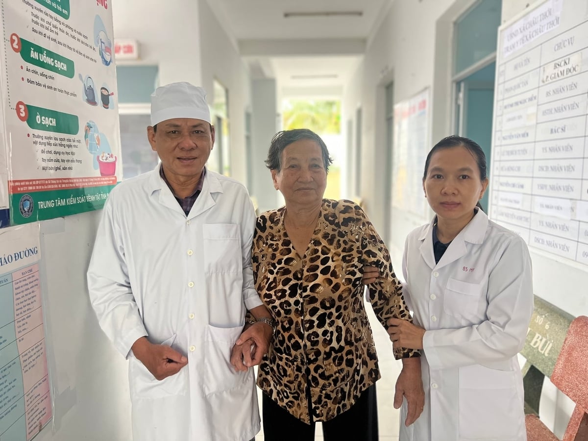 Các y, bác sĩ hỗ trợ người dân đến địa điểm khám bệnh. Ảnh: Trọng Linh.