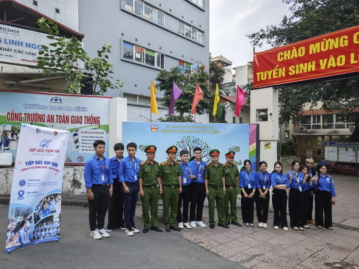 Lực lượng Công an và đoàn viên, thanh niên phường Ngọc Hà hỗ trợ thí sinh và phụ huynh tại điểm thi trường THCS Ba Đình. Ảnh: Lan Chi.