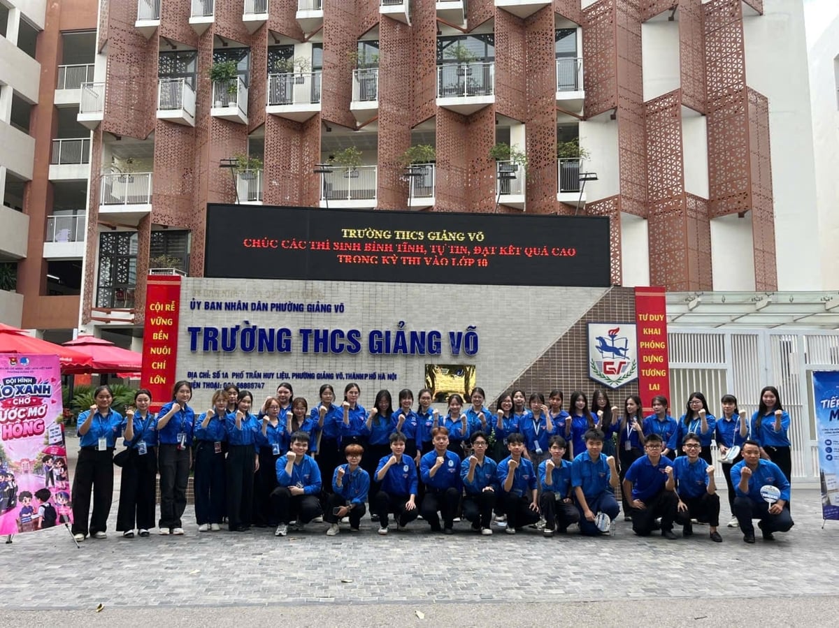 Đội hình thanh niên tình nguyện phường Giảng Võ sẵn sàng hỗ trợ thí sinh tại điểm thi THCS Giảng Võ trong kỳ thi lớp 10. Ảnh: Phú Quang.