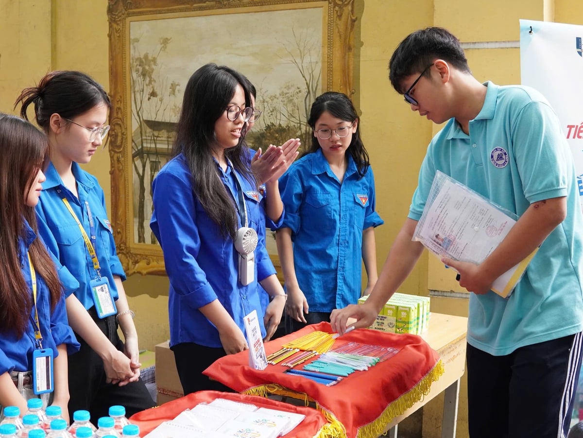 Tình nguyện viên phường Ba Đình chuẩn bị bút, nước uống và vật dụng hỗ trợ thí sinh tại điểm thi lớp 10. Ảnh: Mai Anh.