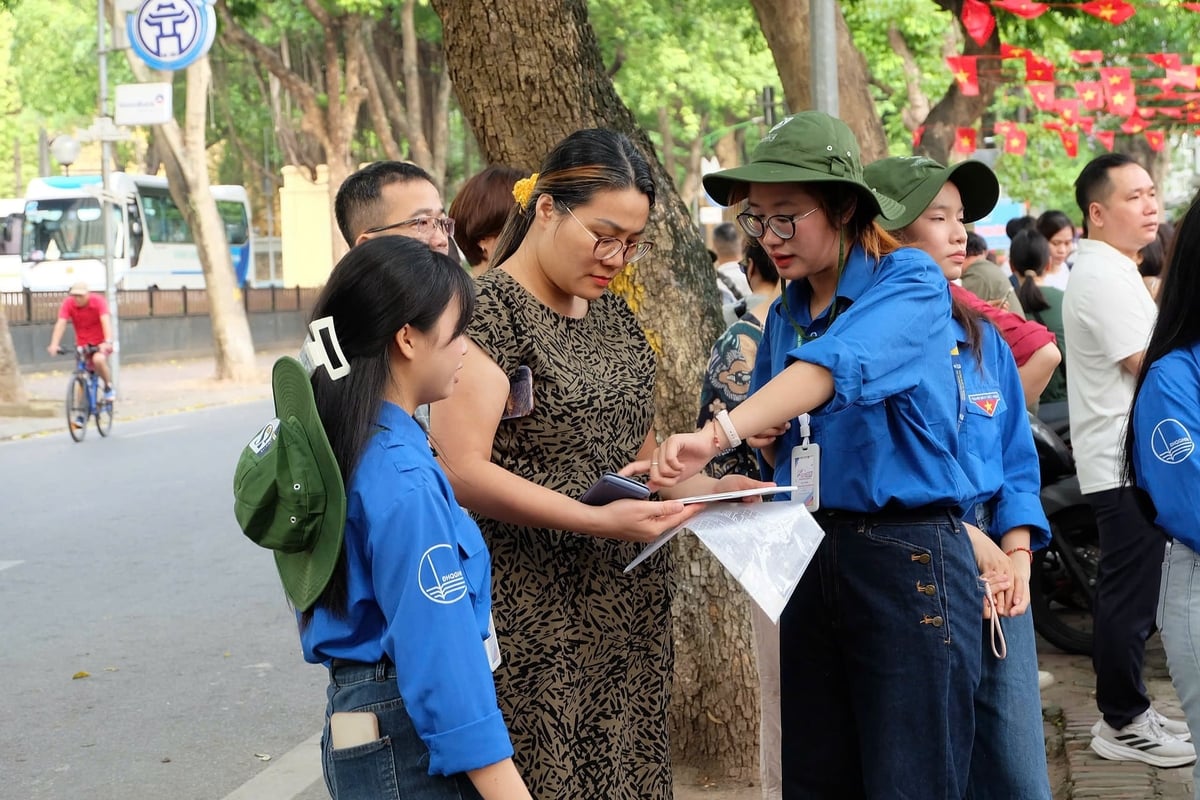 Đội hình 'Tiếp sức mùa thi' phường Ba Đình hỗ trợ phụ huynh tại khu vực điểm thi lớp 10 THPT công lập. Ảnh: Mai Anh.