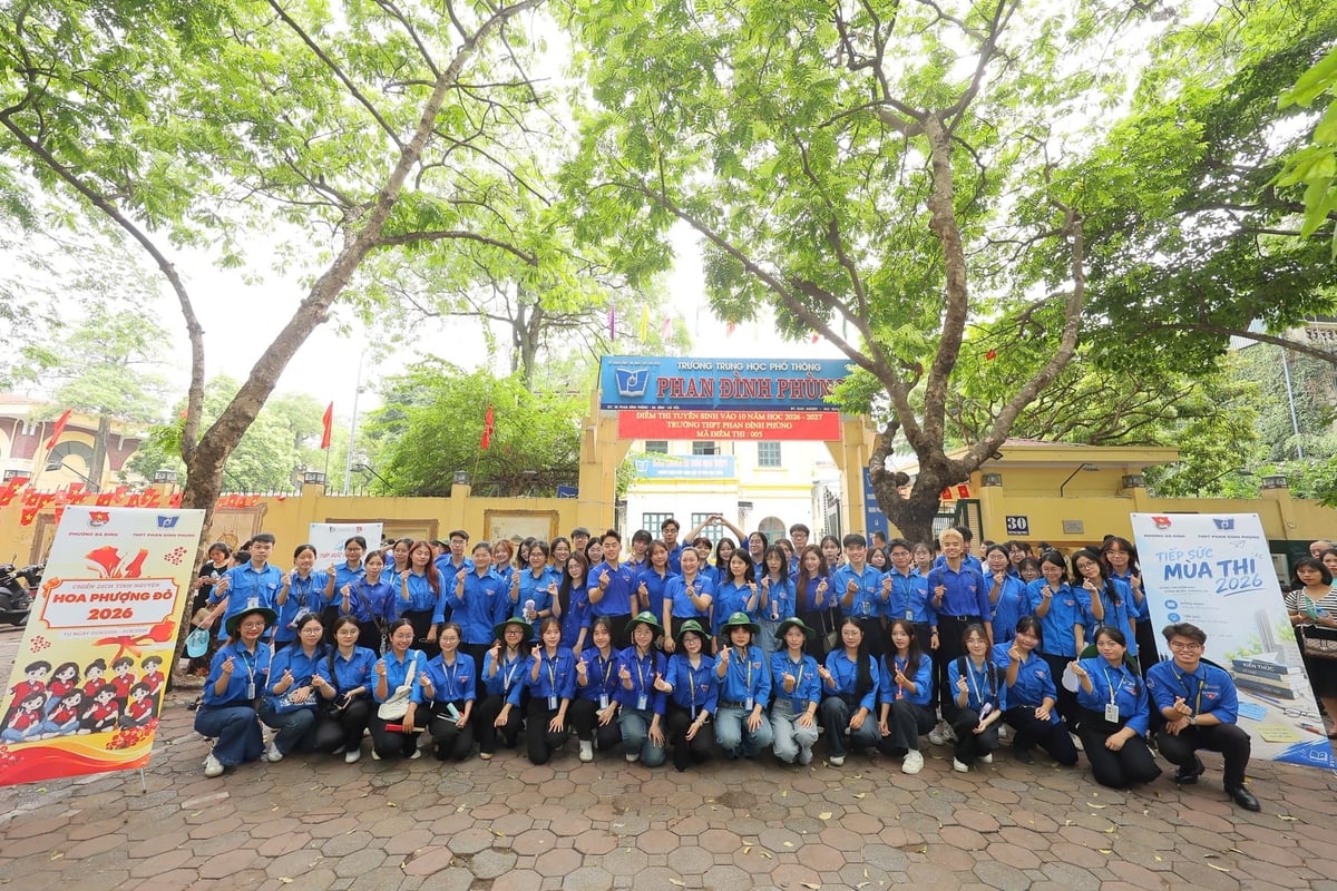 Tình nguyện viên phường Ba Đình tiếp sức tại điểm thi THPT Phan Đình Phùng. Ảnh: Mai Anh.