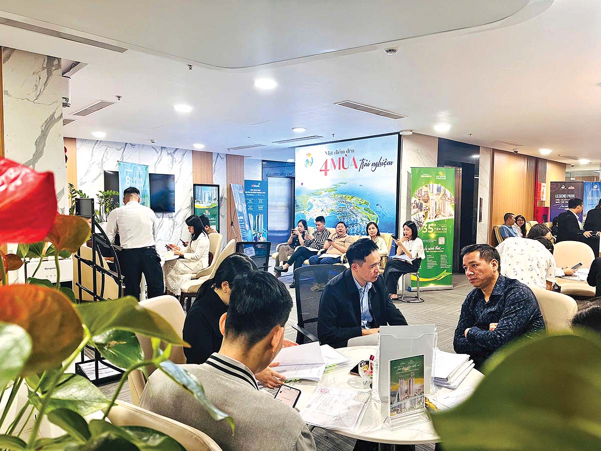 Auf dem Markt herrschte reges Treiben, als Kunden Anfang 2026 Anzahlungen für Maisonette-Wohnungen im An Binh Homeland Project unterzeichneten (Foto: P.V).