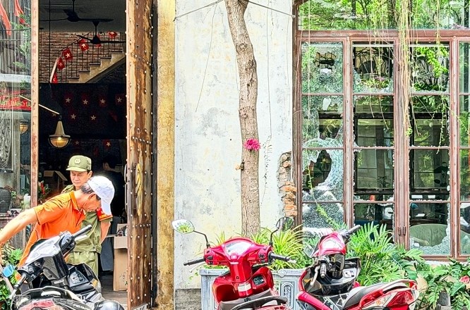 ភ្ញៀវទេសចរបរទេសបំផ្លាញហាងកាហ្វេមួយកន្លែងនៅកណ្តាលទីក្រុងដាណាង - រូបថតទី 2