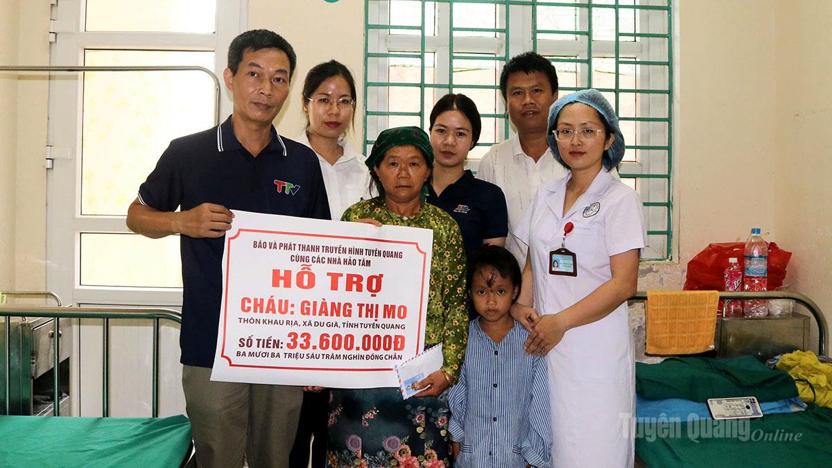 Zeitungen sowie Radio- und Fernsehsender in der Provinz Tuyen Quang leisteten finanzielle Unterstützung für Giang Thi Mo, ein Kind aus dem Dorf Khau Ria in der Gemeinde Du Gia, Provinz Tuyen Quang.