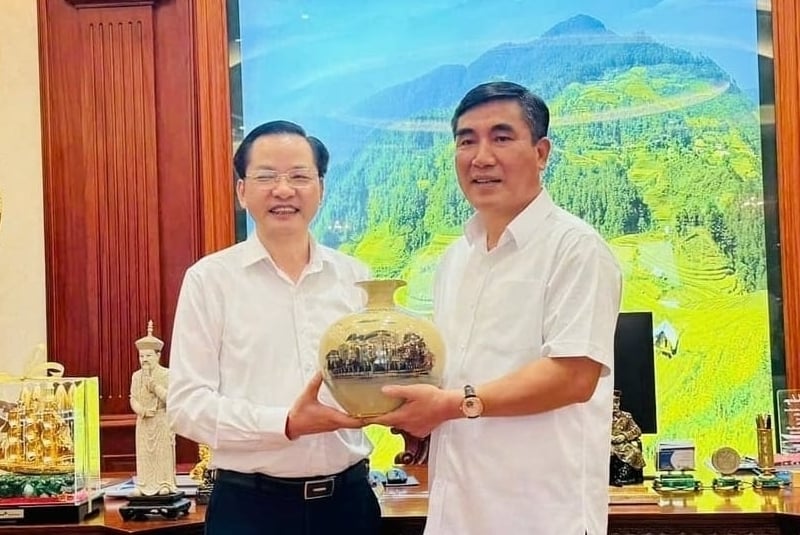 Ông Nguyễn Hữu Tú, Tổng Giám đốc Tập đoàn Hóa chất Việt Nam và ông Trần Văn Kỳ, Chủ tịch HĐQT Tập đoàn Hateco có buổi làm việc về việc hợp tác cung ứng các sản phẩm cao su kỹ thuật phục vụ Dự án bến cảng container Liên Chiểu. Ảnh: Vinachem.