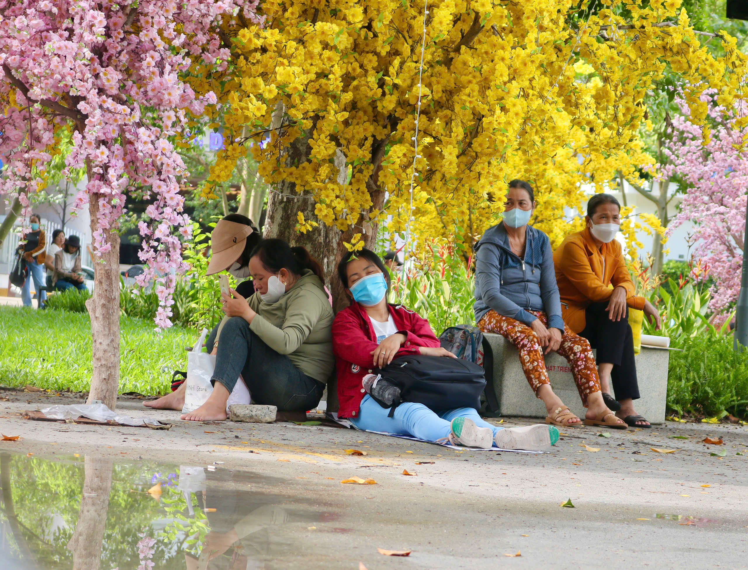 Đưa con đi thi từ 3 giờ sáng, phụ huynh thấp thỏm chờ ngoài cổng trường - Ảnh 1.