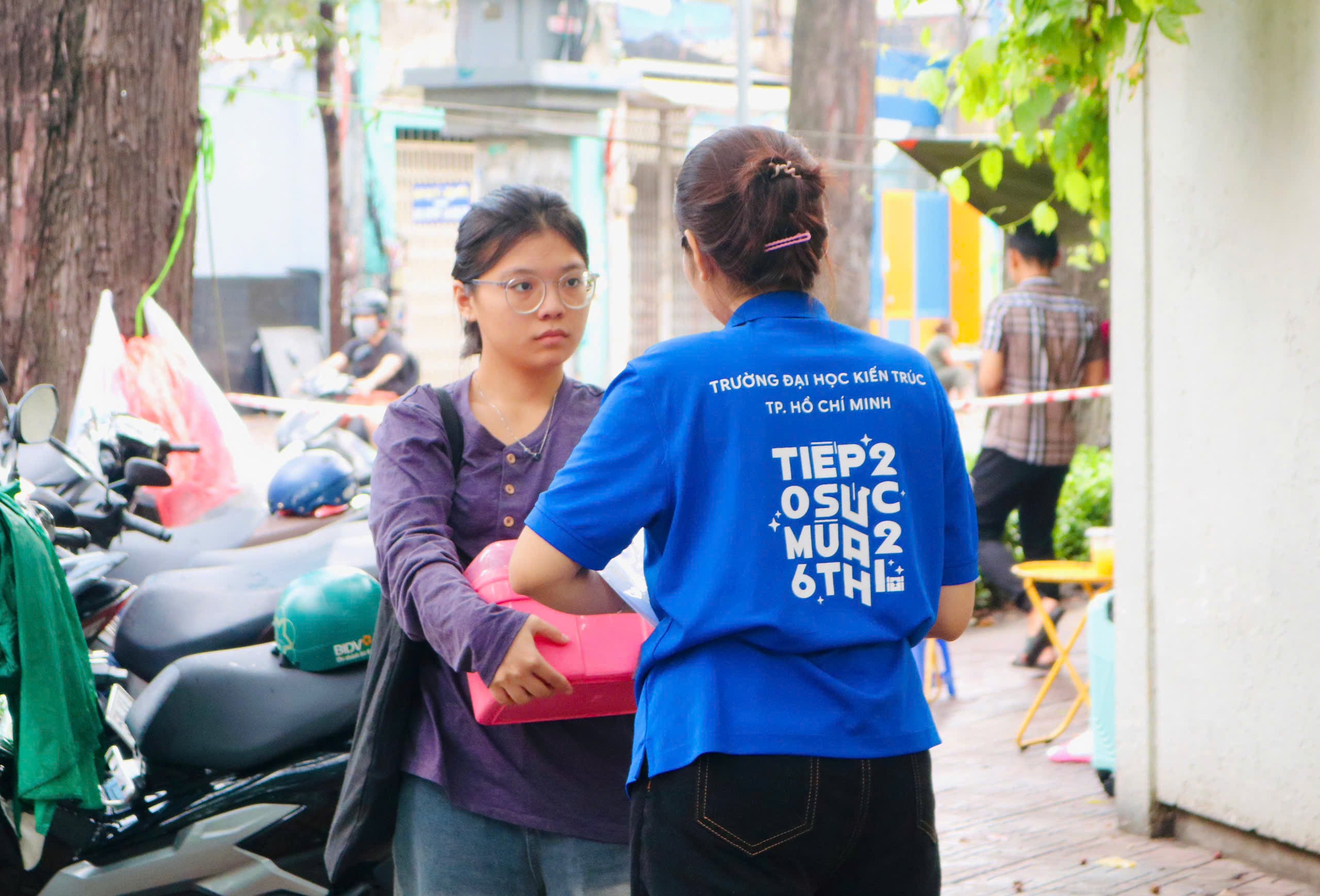 Đưa con đi thi từ 3 giờ sáng, phụ huynh thấp thỏm chờ ngoài cổng trường - Ảnh 3.