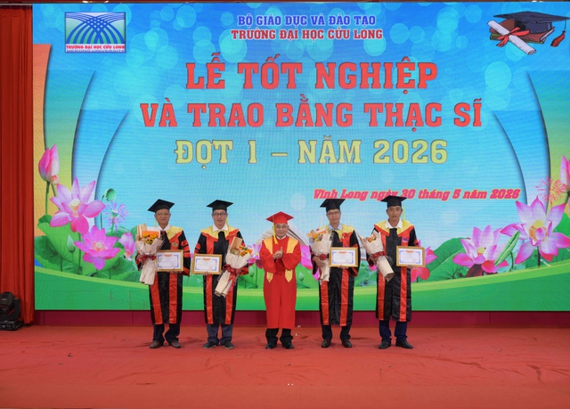 Các tân thạc sĩ tặng nhiều học bổng cho sinh viên khó khăn học giỏi - Ảnh 1.