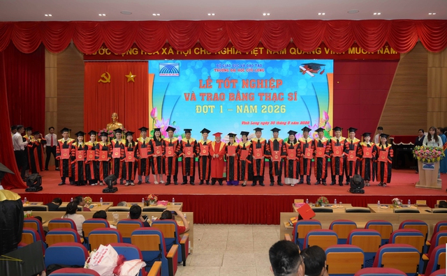Các tân thạc sĩ tặng nhiều học bổng cho sinh viên khó khăn học giỏi - Ảnh 2.