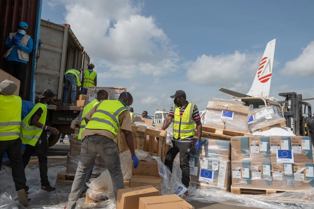 Zásilka zdravotnického materiálu a pomoci v nouzi z EU dorazila na letiště Bunia v Demokratické republice Kongo na podporu sil v první linii bojujících proti epidemii eboly. Foto: AP.