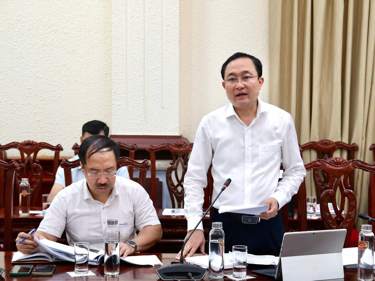 Timbalan Pengarah Jabatan Pendidikan Guaman dan Bantuan Guaman, Phan Hong Nguyen, telah melaporkan diri di mesyuarat tersebut.