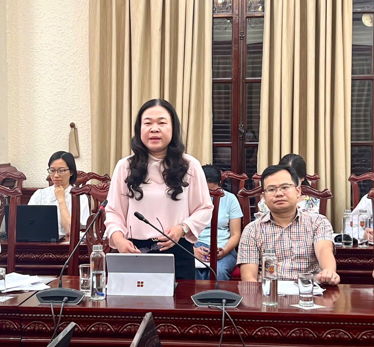 Cik Pham Thi Thanh Huong, Timbalan Pengarah Jabatan Kehakiman Hanoi, telah berucap di mesyuarat tersebut.