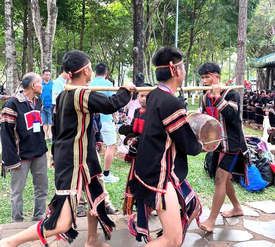 دقات الطبول المدوية في المرتفعات الوسطى. الصورة: CCCT. Âm vang nhịp trống Tây Nguyên. Ảnh: CCCT.