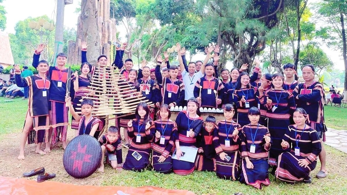صورة تذكارية تجمع بين الحرفيين الشباب وكبار السن. الصورة: CCCT. Chụp ảnh lưu niệm giữa các nghệ nhân nhí và các bậc tiền bối. Ảnh: CCCT.