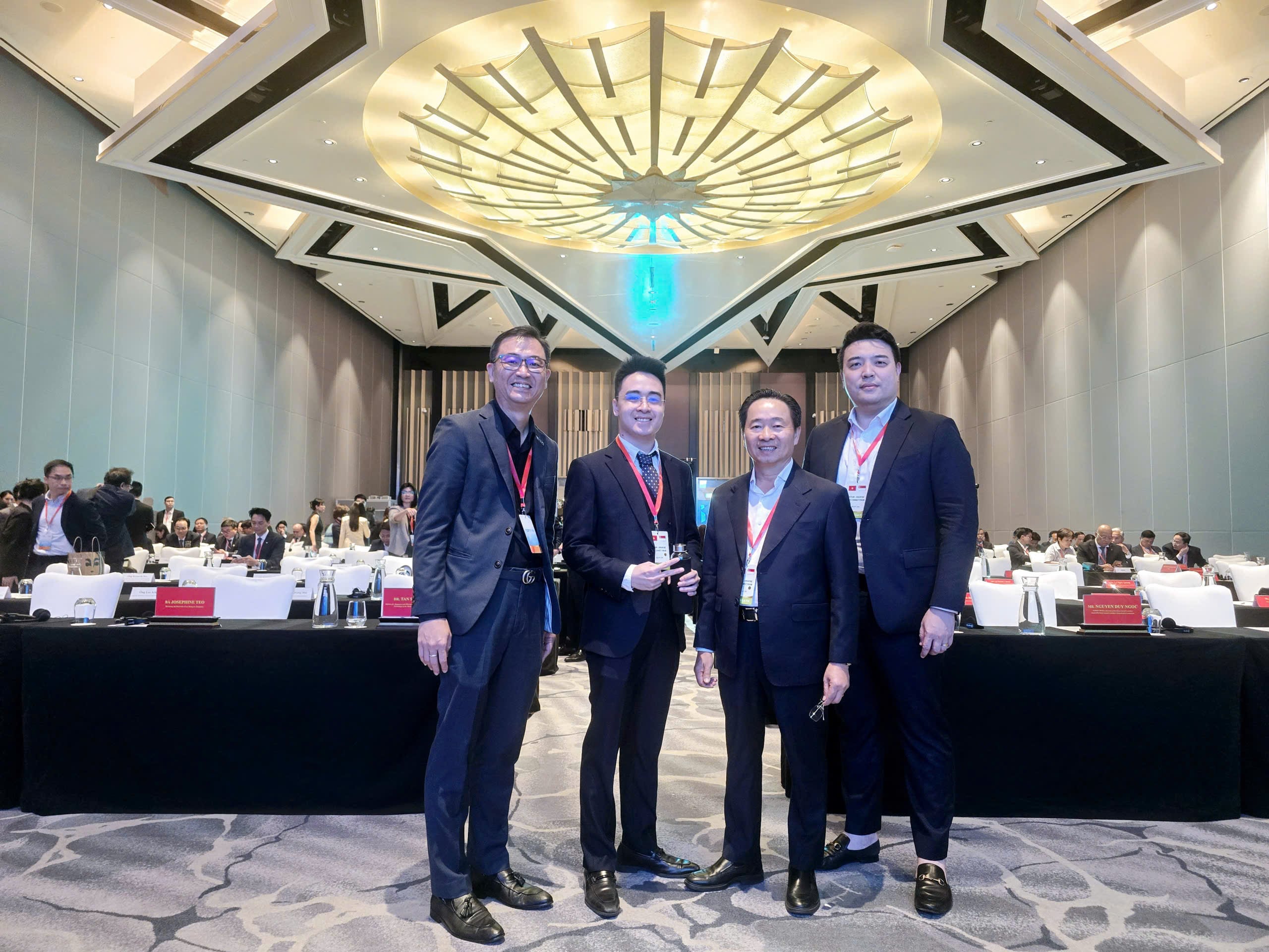 Jonathan Zhang - ประธาน SAIA Singapore (ขวา) และ Kenny - CEO ของ SAIA Singapore (ซ้าย) Ông Jonathan Zhang - Chủ tịch SAIA Singapore (Bìa phải) và ông Kenny - CEO SAIA Singapore (Bìa trái).