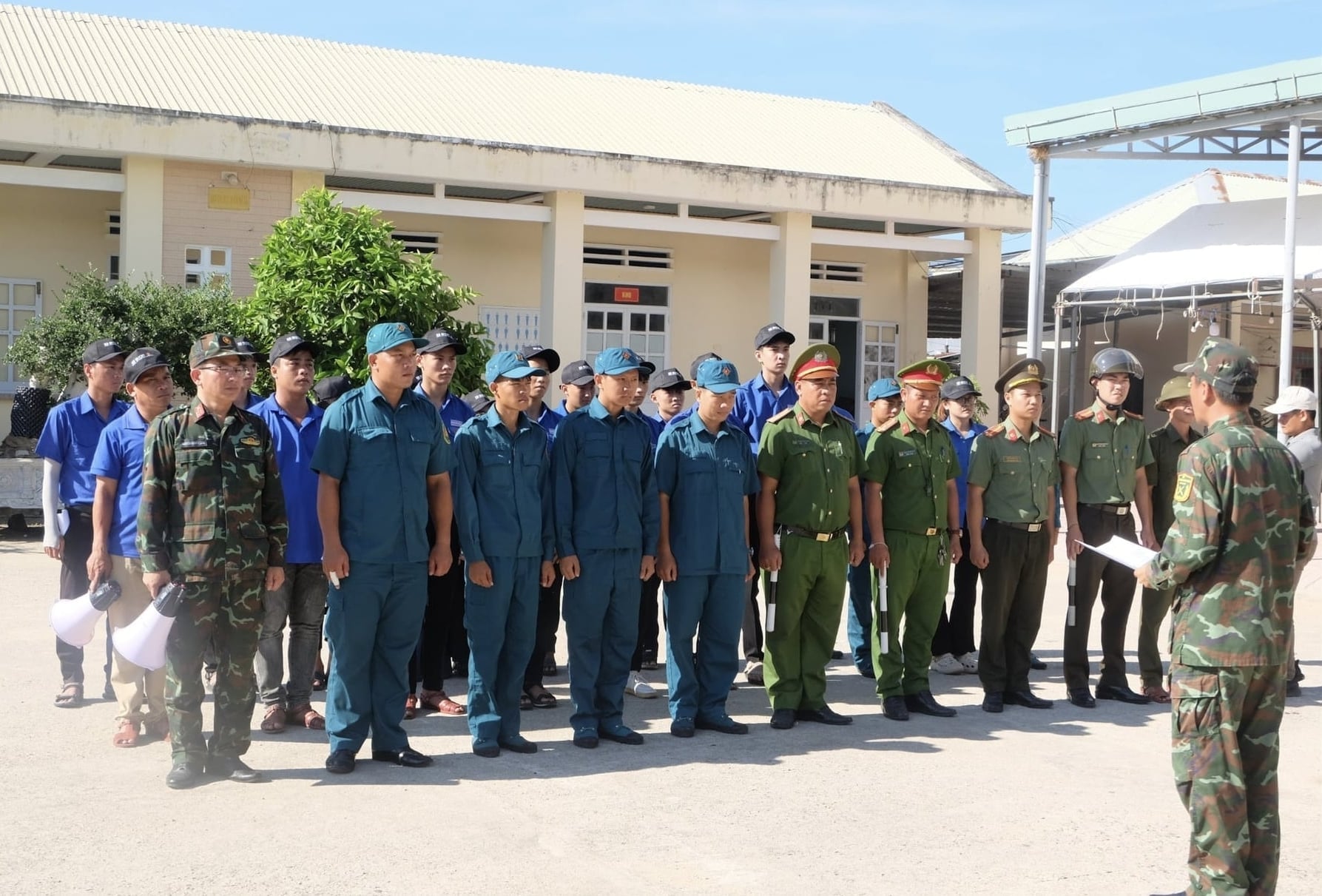Gần 500 cán bộ, chiến sĩ lực lượng phòng thủ dân sự và người dân địa phương trực tiếp tham gia diễn tập thực địa. Ảnh: IOM.