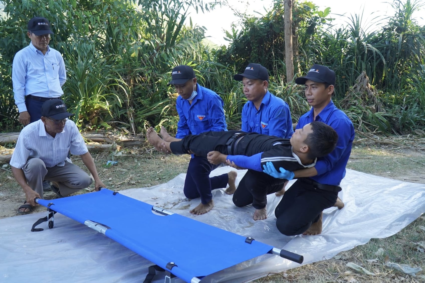 Một tình huống giả định cứu hộ, cứu nạn được triển khai trong buổi diễn tập. Ảnh: IOM.
