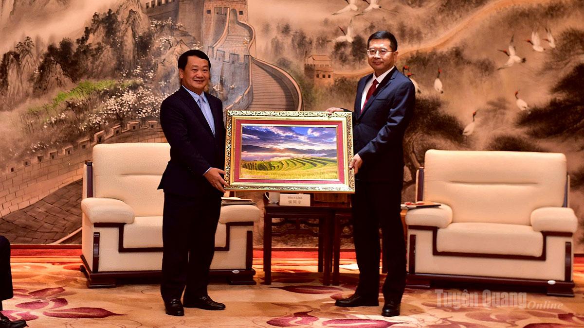 Bí thư Tỉnh ủy Hầu A Lềnh tặng lãnh đạo châu Văn Sơn bức ảnh phong cảnh ruộng bậc thang Hoàng Su Phì.