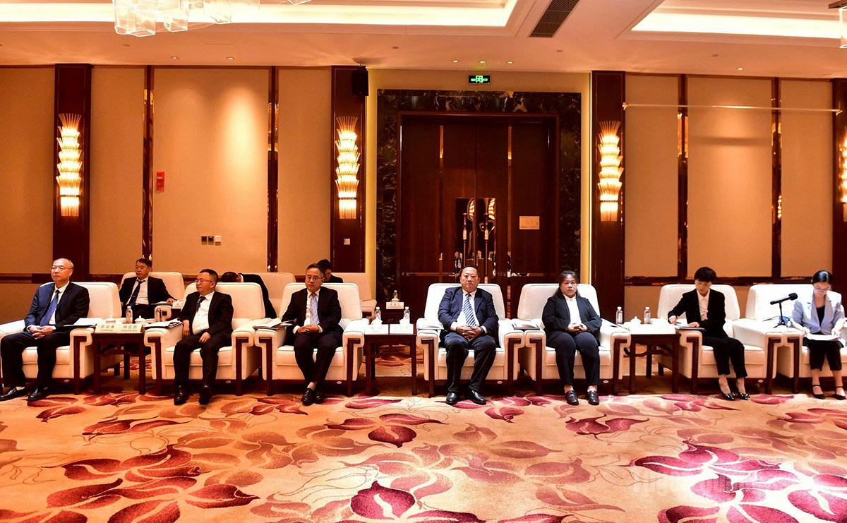 Các đồng chí lãnh đạo châu Văn Sơn tại buổi gặp mặt.