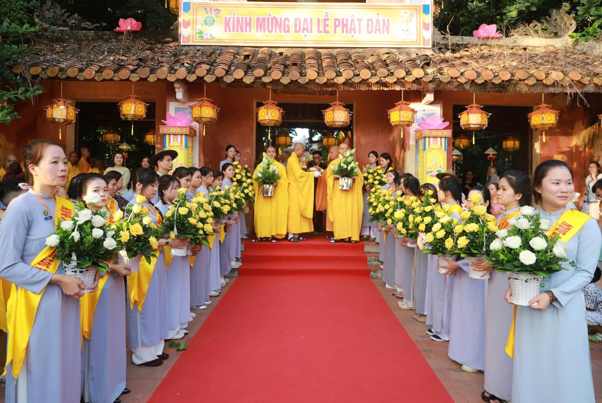 Buddhas högtidliga procession i den antika huvudstaden Hue - foto 2