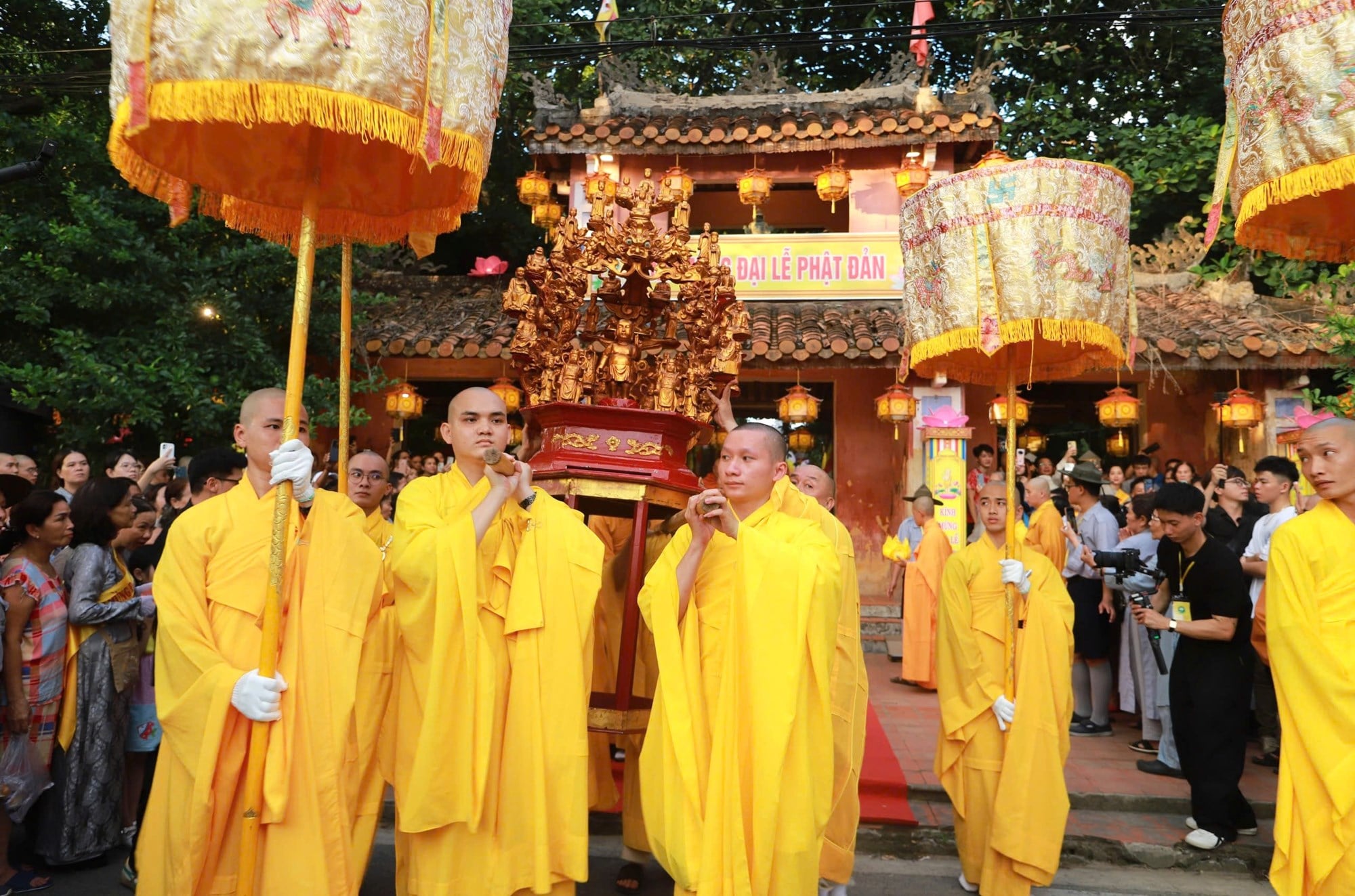 Buddhas högtidliga procession i den antika huvudstaden Hue - foto 3