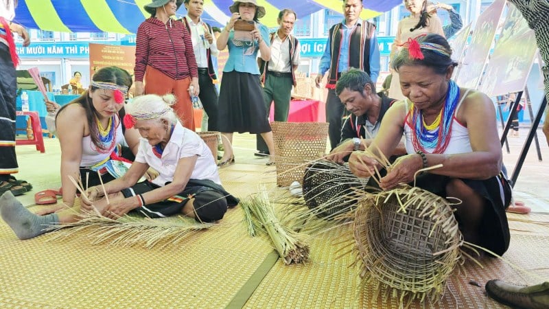 Nghệ nhân người Cor trình diễn đấu chiêng (ảnh trên) và nghề đan lát truyền thống (ảnh dưới), phục vụ công chúng tại triển lãm. Ảnh: Hoàng Bin